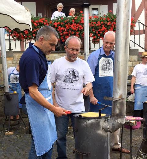 Beim Burbacher Museumsfest Deckelsplätze-Backkurs 