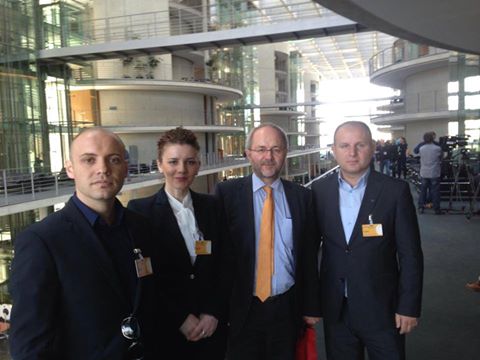 Volkmar Klein mit Journalisten aus Kosovo